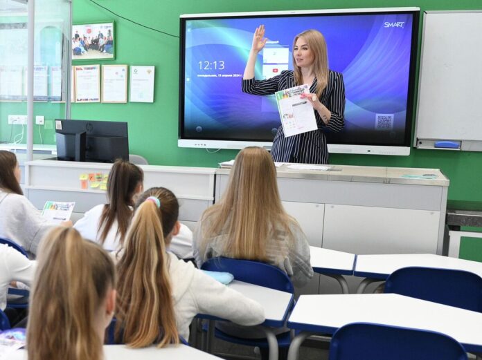 Школьный аттестат и значок волонтера, символизирующие новый предмет «Служение»