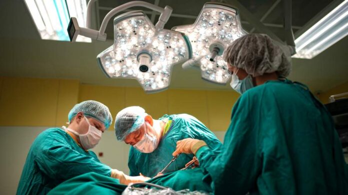 Изображение, символизирующее инновации в онкологии: строительный пистолет рядом с медицинским оборудованием, возможно, с элементами, намекающими на русскую смекалку.