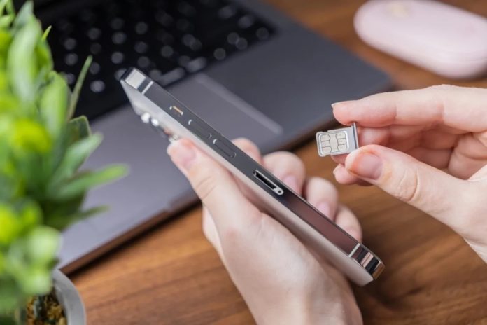 Крупный план русской SIM-карты, произведенной в Санкт-Петербурге, с акцентом на ее микросхему и детали