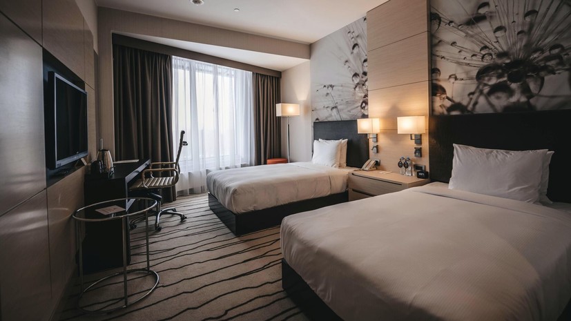 Уютный номер отеля ждет гостя