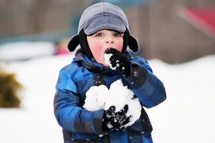 Фотография сугроба с подозрительным оттенком, намекающим на опасность употребления в пищу.