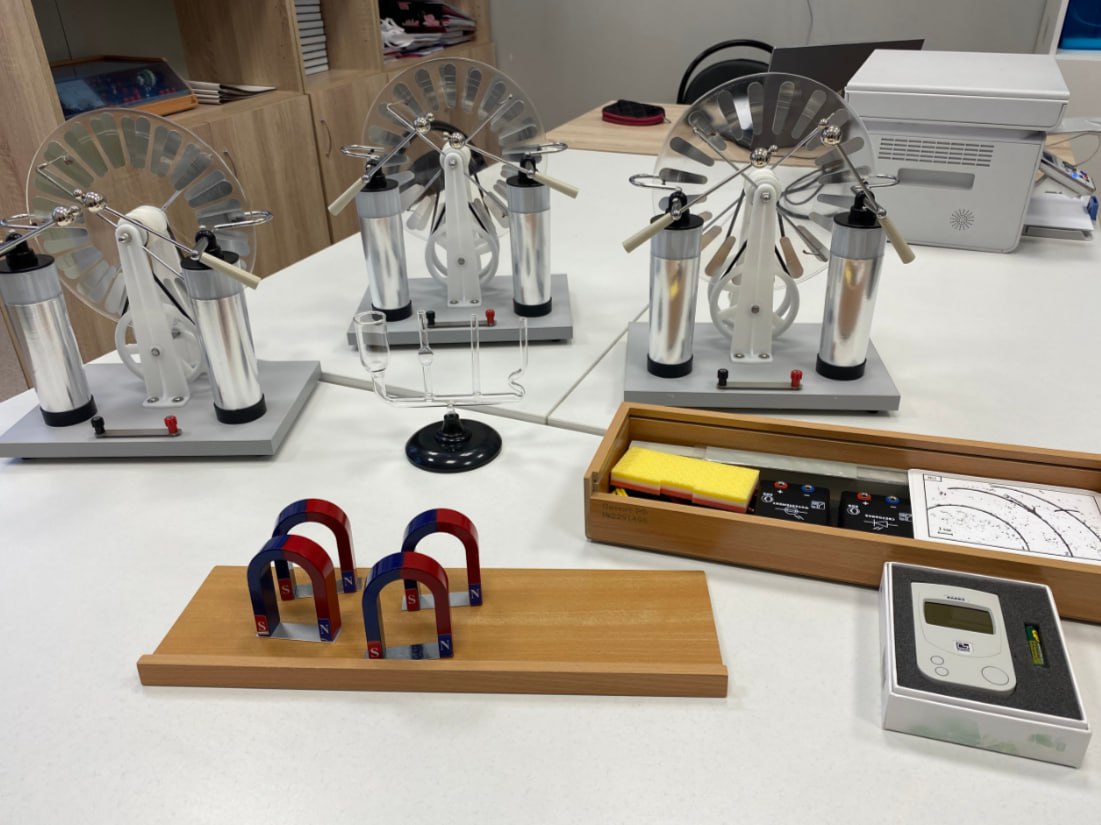 Учитель физики в классе