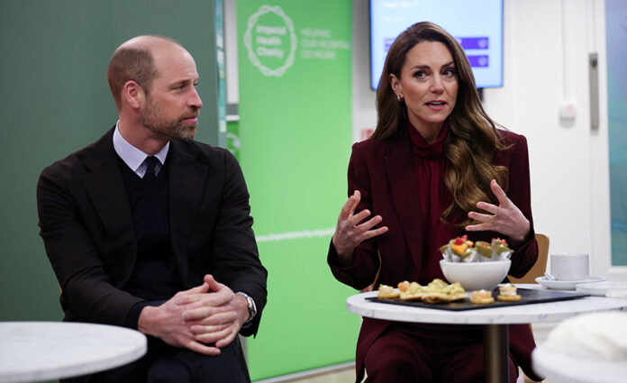 Иллюстрация или фото, изображающее британскую королевскую семью или историческую сцену, связанную с монархией, с элементами, намекающими на случайность и собаку.