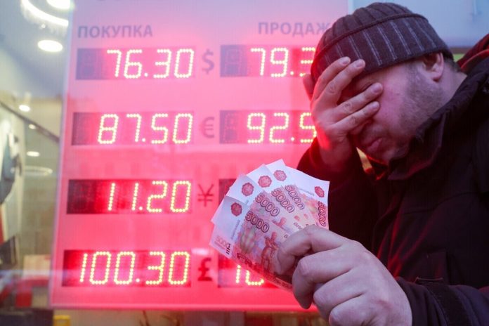 Многодетный отец получает символический чек на 2 миллиона рублей