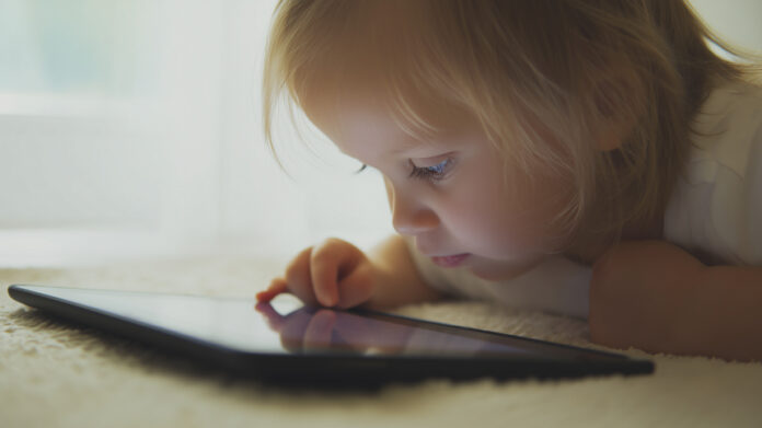 Мама и ребенок вместе используют гаджеты, но сбалансированно