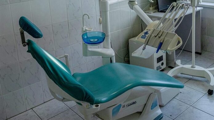 Иллюстрация зубной феи, падающей в обморок на фоне зубной щетки и смузи.