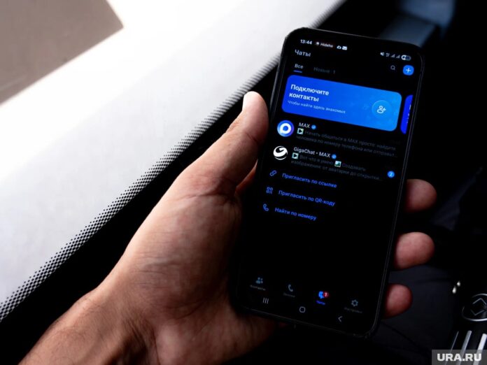 Марк Макс и министр Мурашко на презентации технологии цифрового здравоохранения, символизирующая прощание с очередями и бахилами