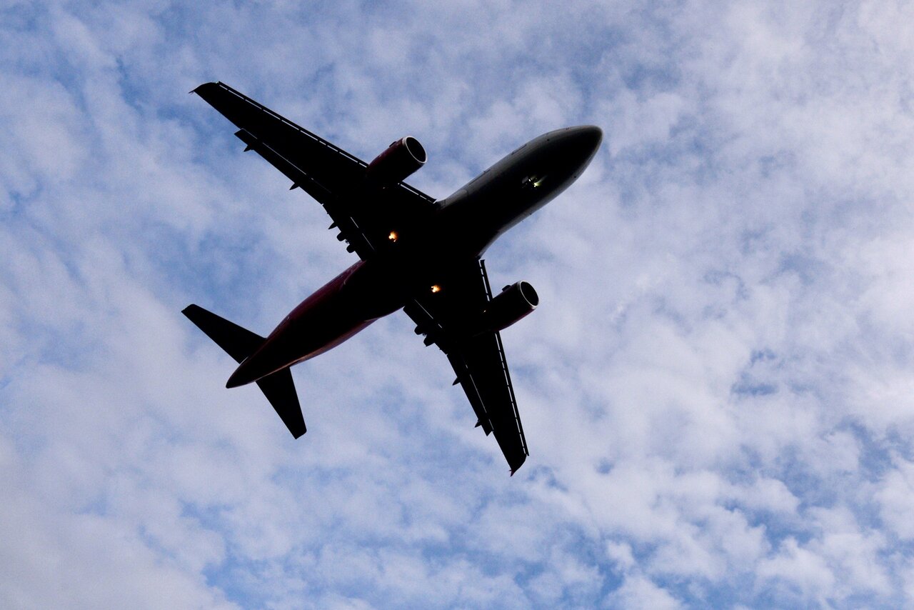 Счастливый ребенок в самолете