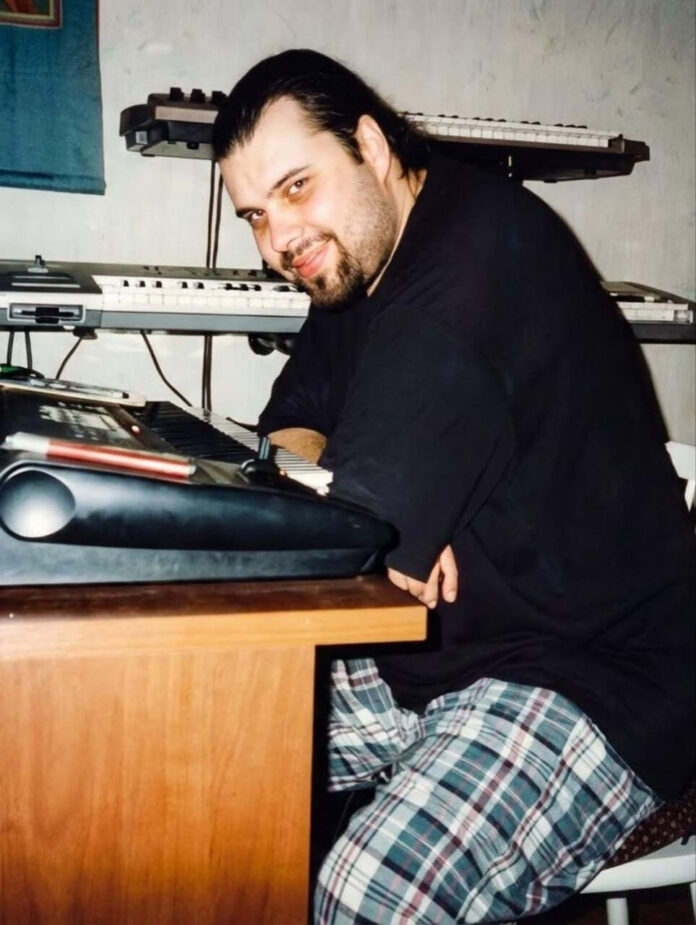 Максим Фадеев в клетчатых штанах на кухне, символизирующий создание музыки в 90-е