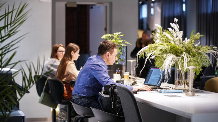 Изображение, символизирующее успешный бизнес, построенный на альтруизме, с элементами Москвы и алхимии.