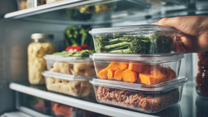 Изображение холодильника, заполненного разнообразными продуктами, символизирующего умное планирование покупок и питания.