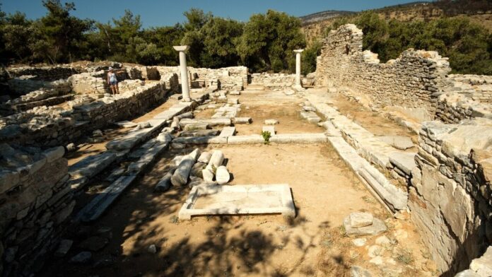 Древний римский артефакт, похожий на планшет, найденный в болотах Нидерландов, с нанесенным на него текстом.