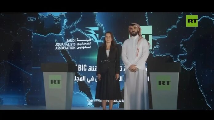 Символическое изображение, отражающее смену культурных и дипломатических ориентиров RT: на фоне восточного пейзажа ушанка заменяется на куфию.