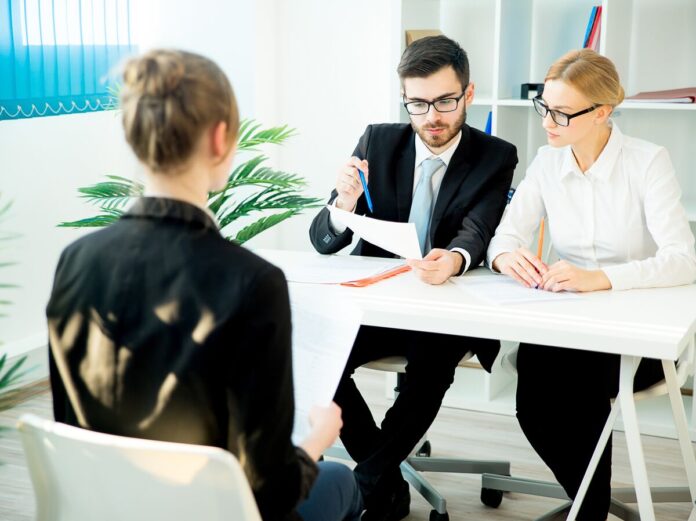 Графическое изображение, символизирующее карьерный рост и перемены, связанные с февралем