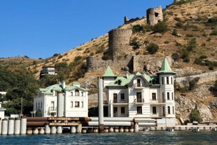 Схематическое изображение, где тонометр трансформируется в чайник, символизируя инновации в сфере туризма и гостеприимства.