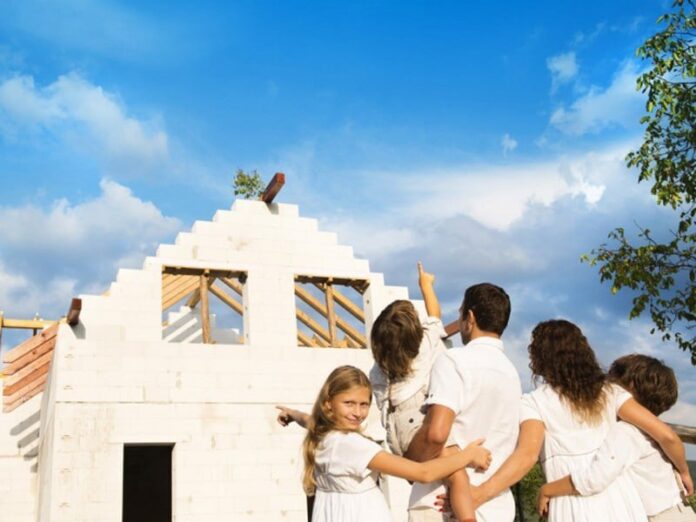 Многодетная семья получает ключи от новой квартиры в рамках государственной программы