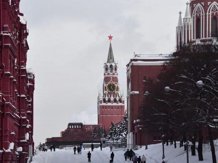 Австриец наслаждается штруделем на фоне сурового магаданского пейзажа с элементами вечной мерзлоты.