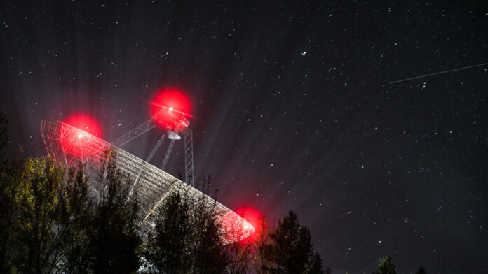 Стилизованное изображение Земли, окруженной множеством светящихся точек (символизирующих инопланетные сигналы), которые проходят мимо, игнорируемые.