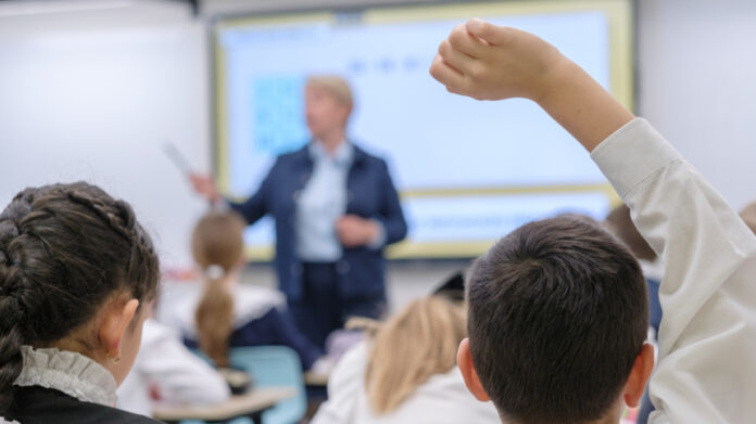 Иллюстрация к статье о родительском собрании, где учитель противостоит родителям, изображенным как громовержцы