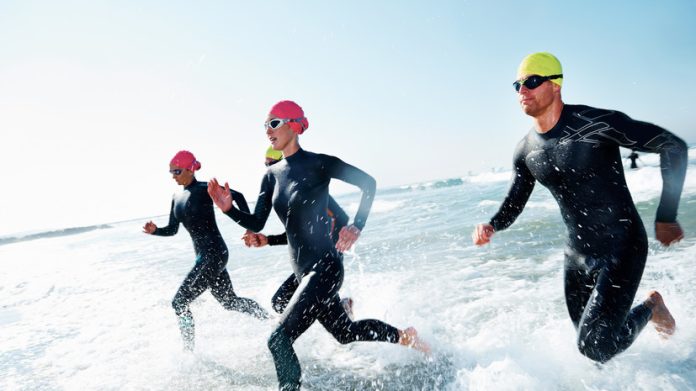 Атлеты соревнуются в Шарм-эш-Шейхе, преодолевая трудности железной гонки.