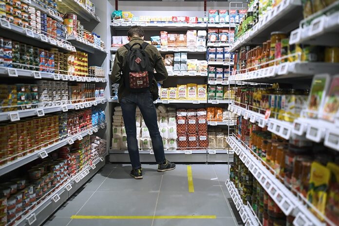 Изображение, символизирующее гастрономический ренессанс: возможно, стилизованный коллаж из свежих продуктов с рынка, элементов городской суеты и логотипов узнаваемых «народных» брендов.