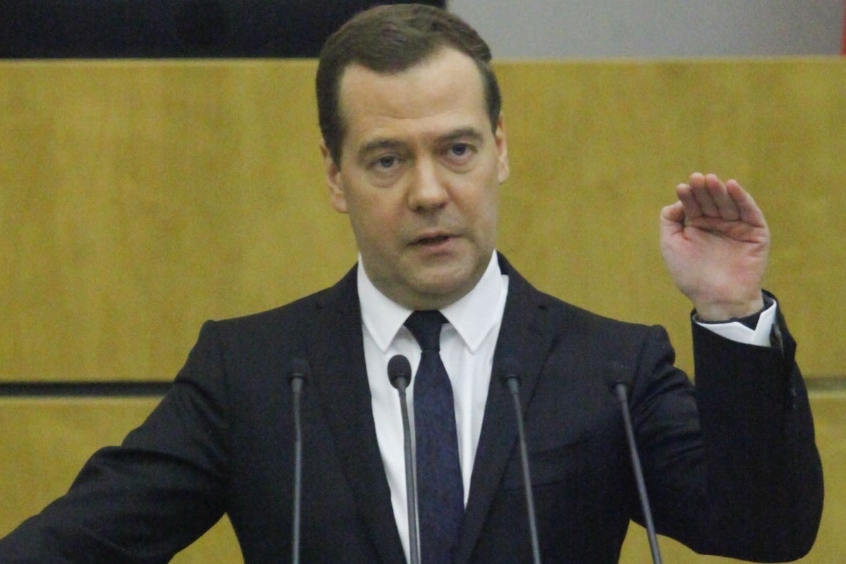 Дмитрий Медведев улыбается