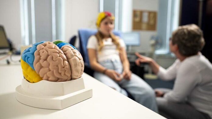 Схематичное изображение мозга с подсветкой, символизирующее омоложение, на фоне сингапурского пейзажа