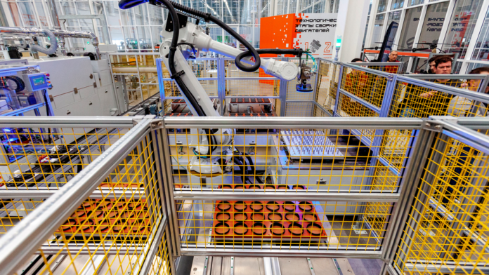 Москва в движении: изображение, символизирующее индустриальный рост и технологический прогресс города, с акцентом на электрификацию и скорость развития.