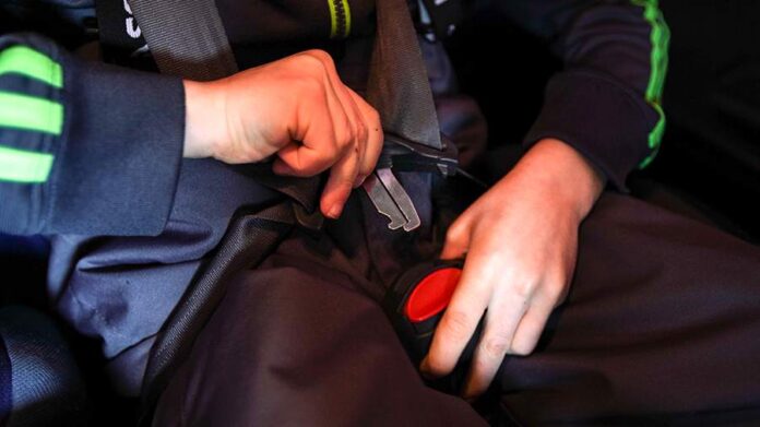 Иллюстрация, изображающая детское автокресло, стилизованное под золотую монету, с силуэтом такси на заднем плане.