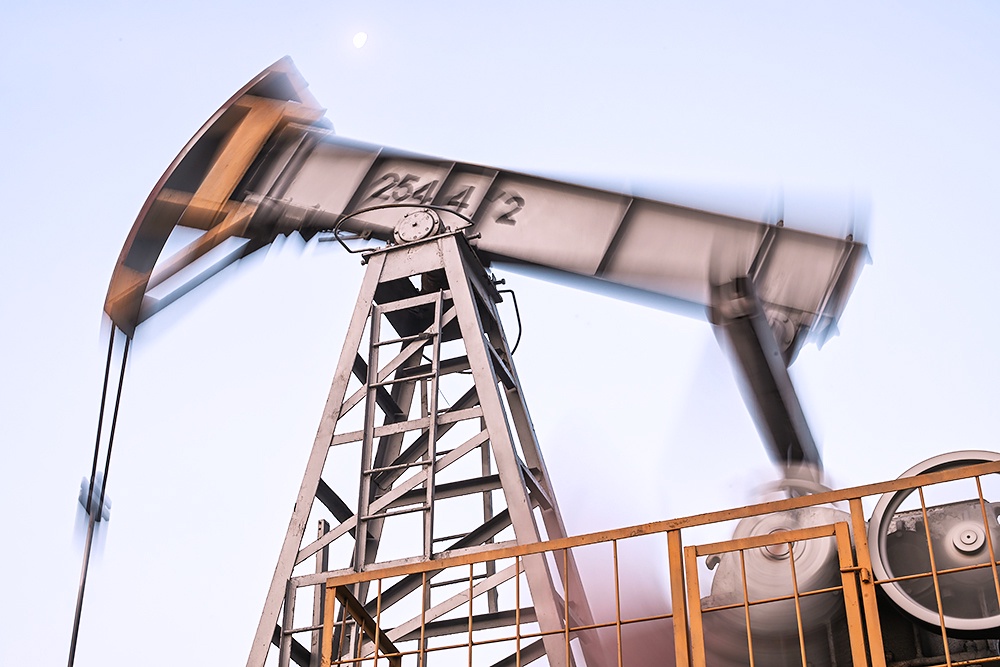 Буровая вышка на фоне ямальского заката