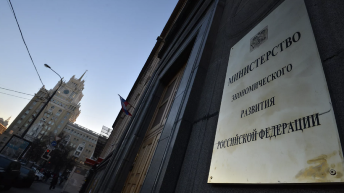 Иллюстрация, символизирующая сочетание традиционной русской культуры (борщ) и современных технологий (IT) для экономического роста России.