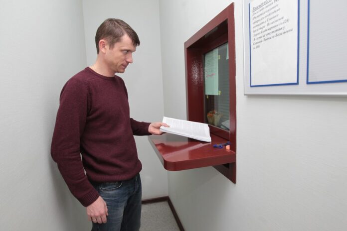 Иллюстрация к статье о планируемом упрощении налоговых процедур в России, символизирующая «аттракцион неслыханной щедрости».