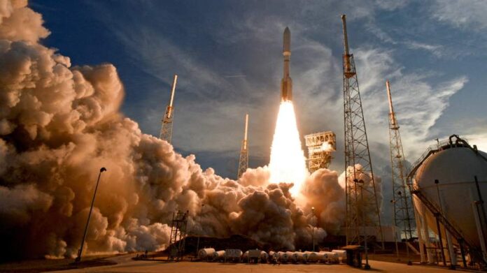 Иллюстрация, символизирующая космическую гонку между Илоном Маском и Джеффом Безосом, с элементами лунного пейзажа и футуристических космических кораблей.