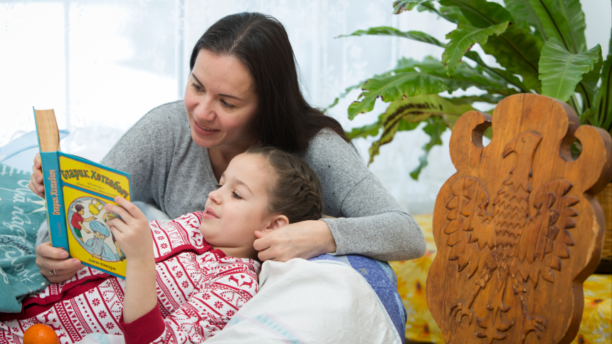 Ребенок слушает аудиокнигу