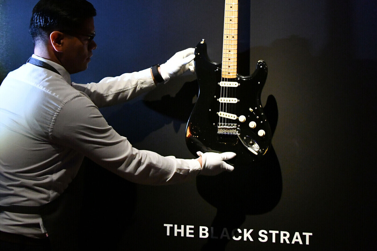 Дэвид Гилмор с гитарой