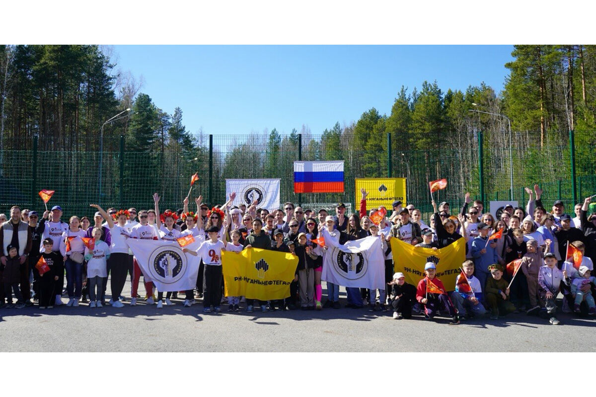 Спортсмены на спортивном фестивале в Нягани поднимают гири