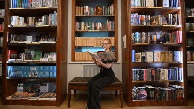 Изображение пера, чернил и трудовой книжки, символизирующее официальное вдохновение в России.