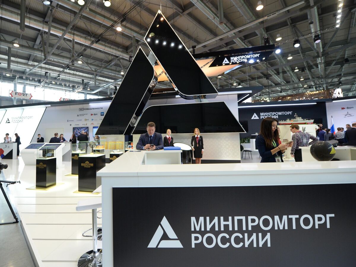 Станки и программы на заводе, символизирующие автоматизацию и взаимодействие без переводчиков.