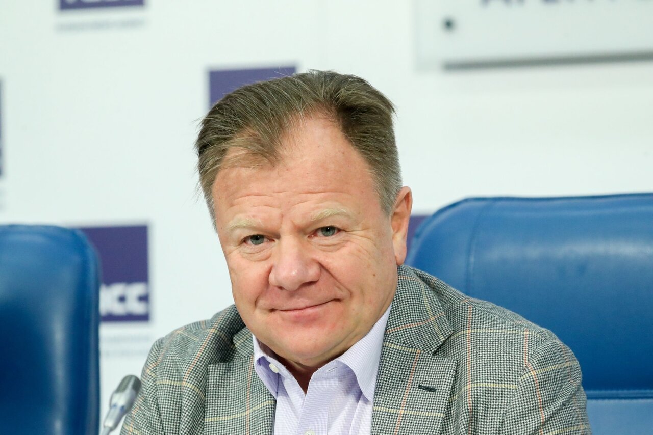 Джаз и клюшки на фоне ледяного пейзажа