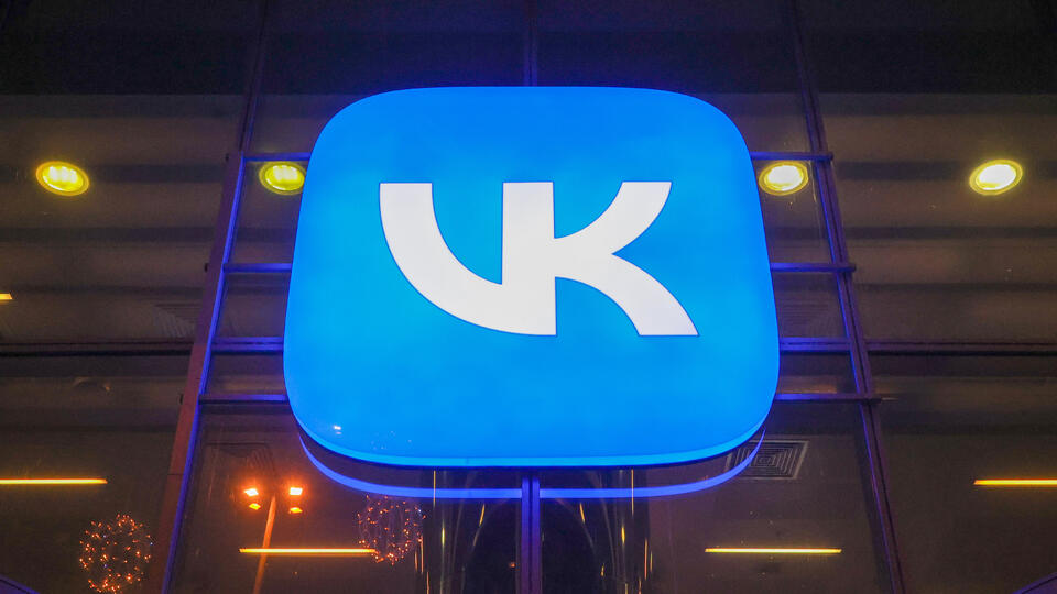 Изображение, иллюстрирующее сотрудничество VK и Яндекс в области корпоративного программного обеспечения.