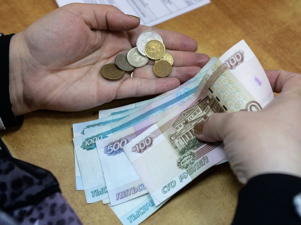 Почтальон, доставляющий почту на оленях в северном регионе