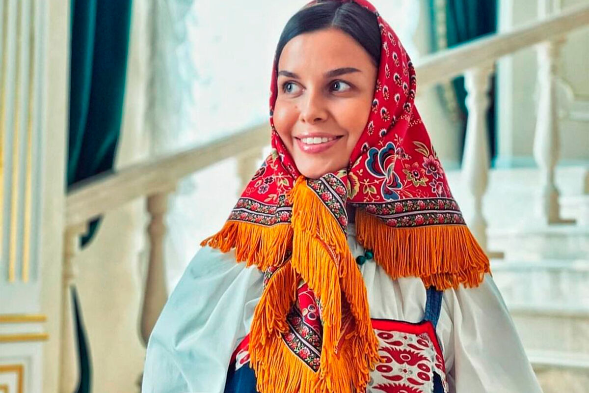 Сергей Соседов и исполнительница 'Матушки земли' на сцене