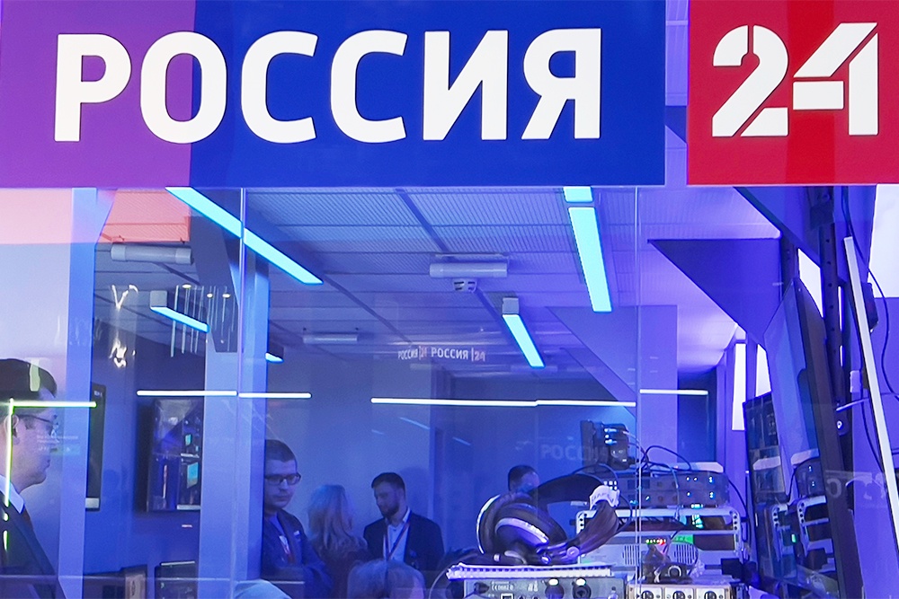 Изображение, символизирующее два десятилетия влияния информационной кнопки на восприятие времени