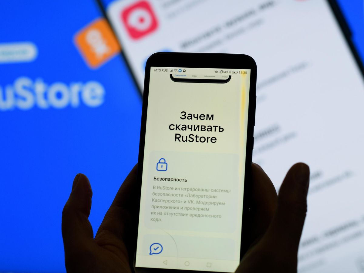 Чемодан на вокзале, символизирующий поездки за границу с услугами Госуслуг и RuStore