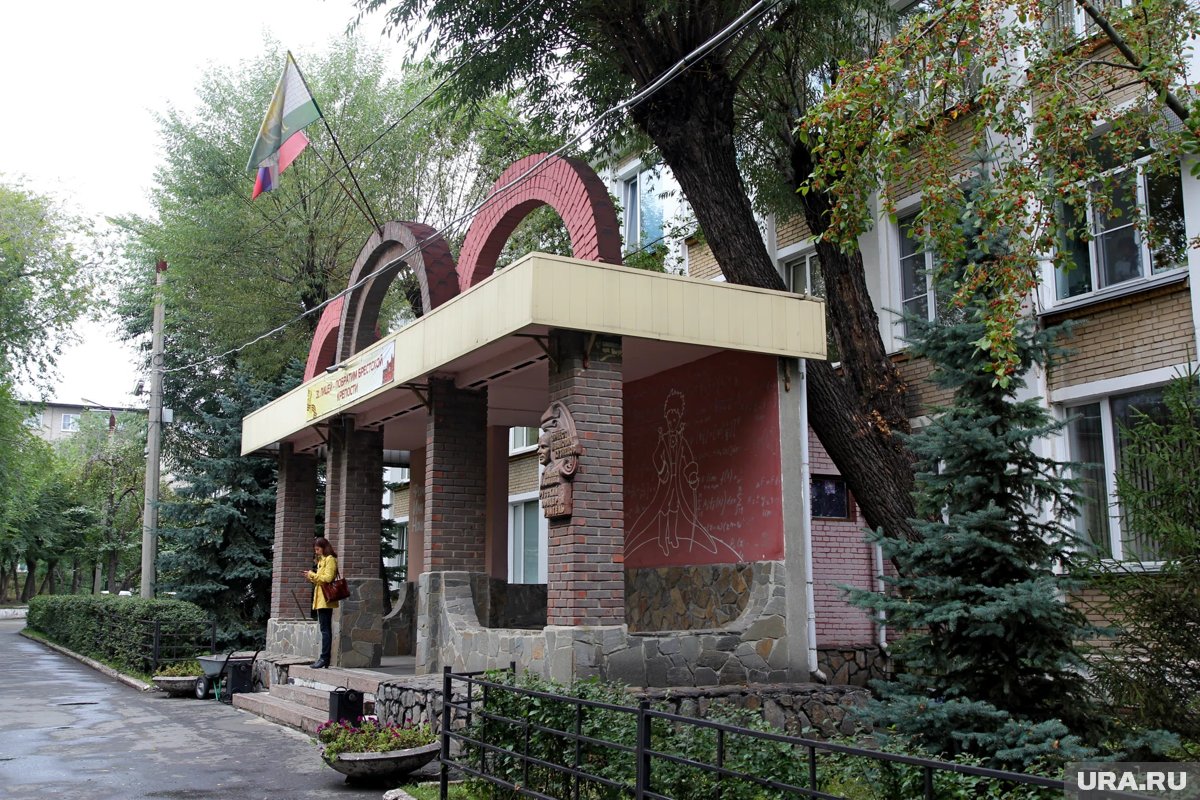 Изображение школ Урала, готовящих выпускников к высшему образованию