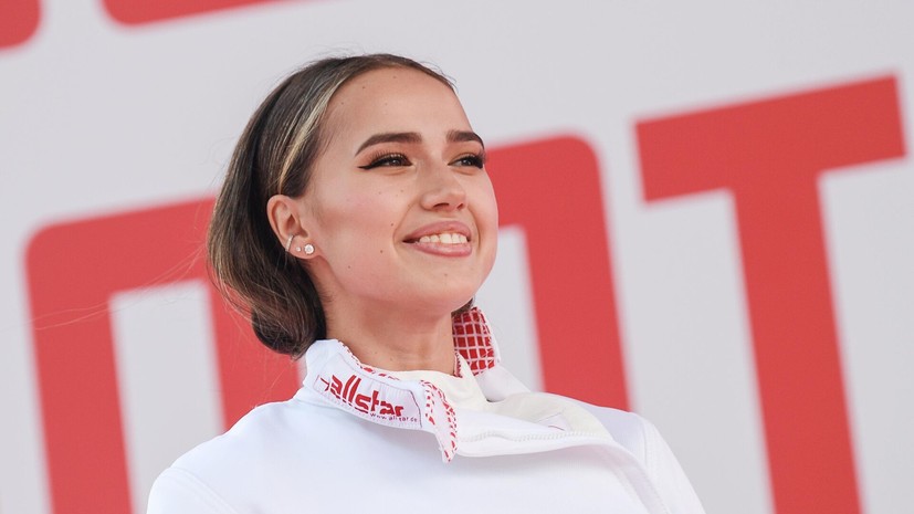 Алина Загитова на льду, воплощающая детские мечты в золотые медали.