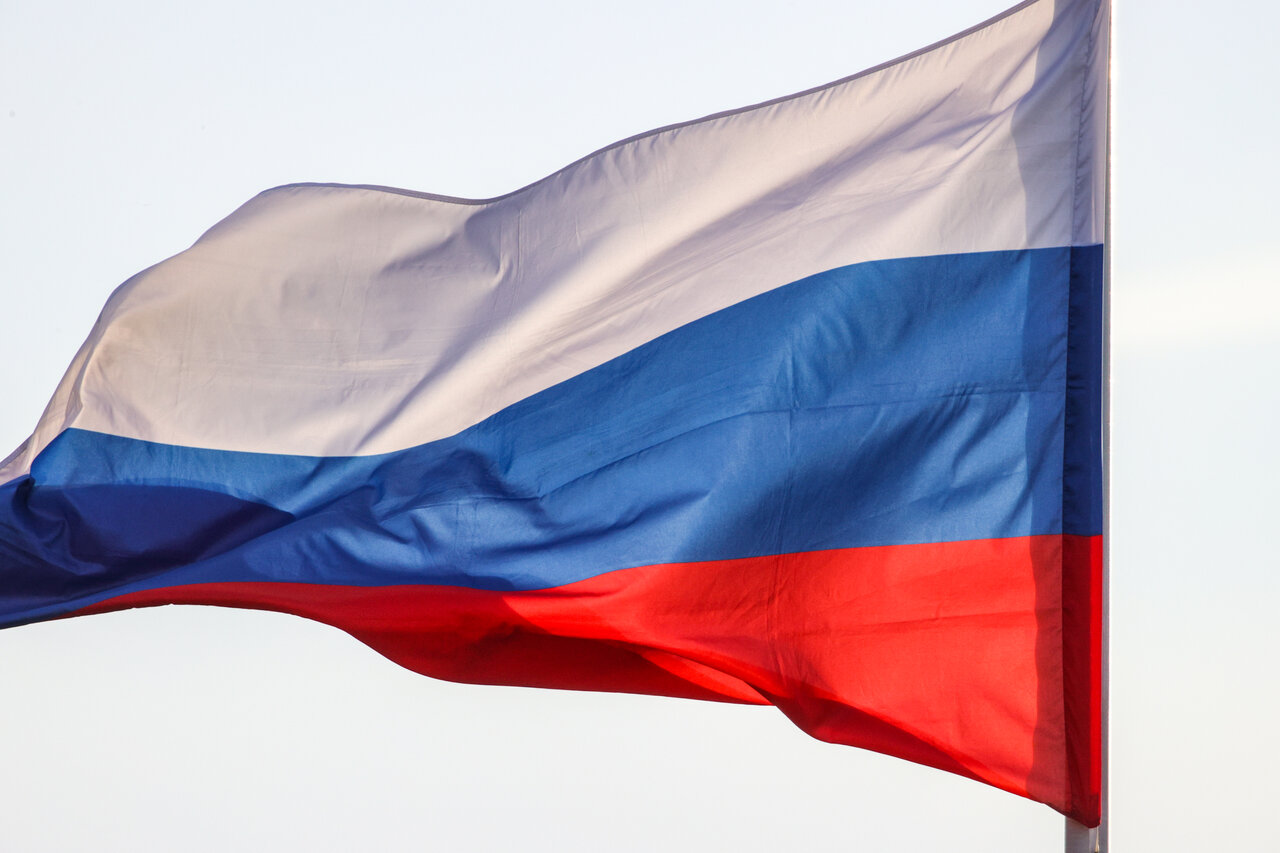 Российские банкиры на фоне швейцарских банков, отмечающих успехи России в мировой гонке богатства