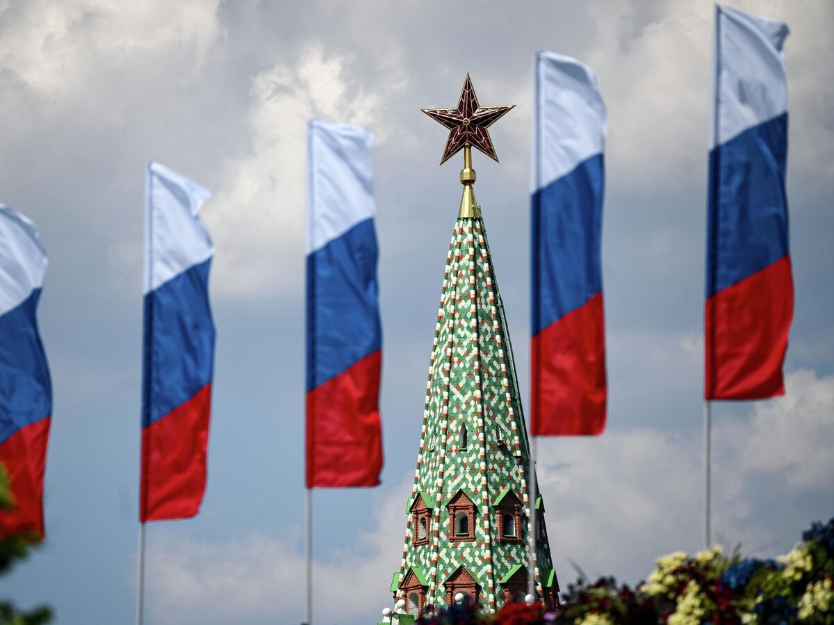 Российские школьники, победители кибер-олимпиады, на фоне флага Туниса