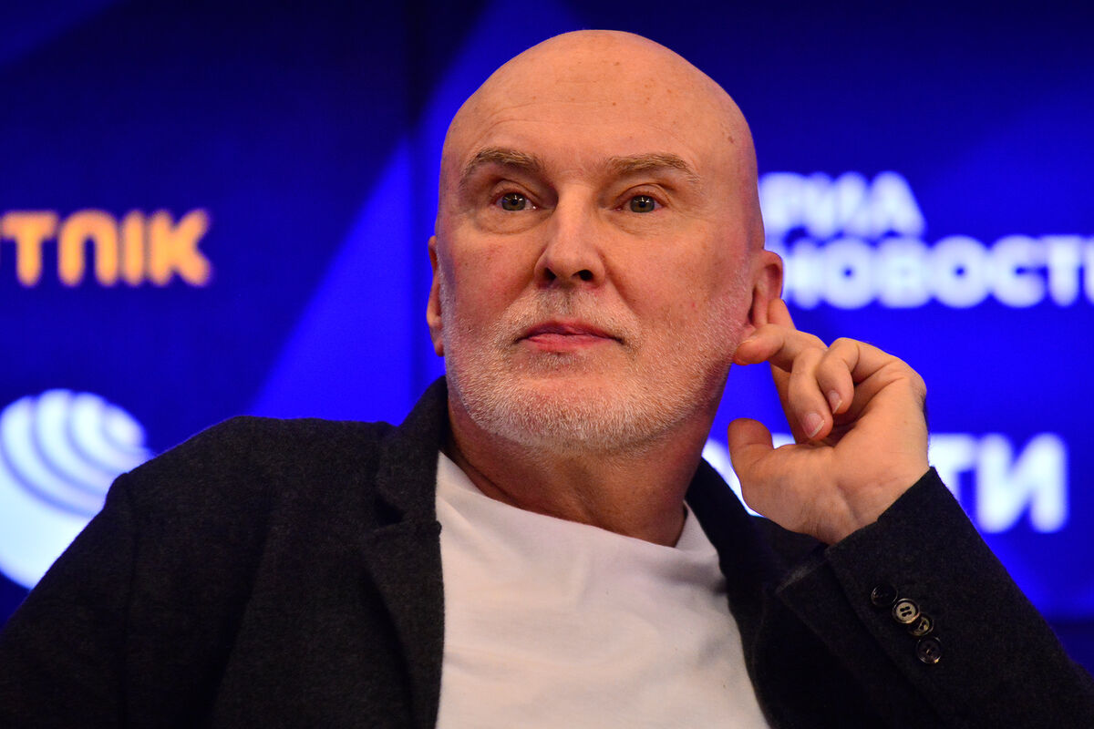 Игорь Матвиенко под одобрительным взглядом Леонардо да Винчи, символизируя новый музыкальный Ренессанс на телевидении.