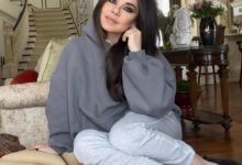 Анна Плетнева с книгой, символизирующей магическую фразу